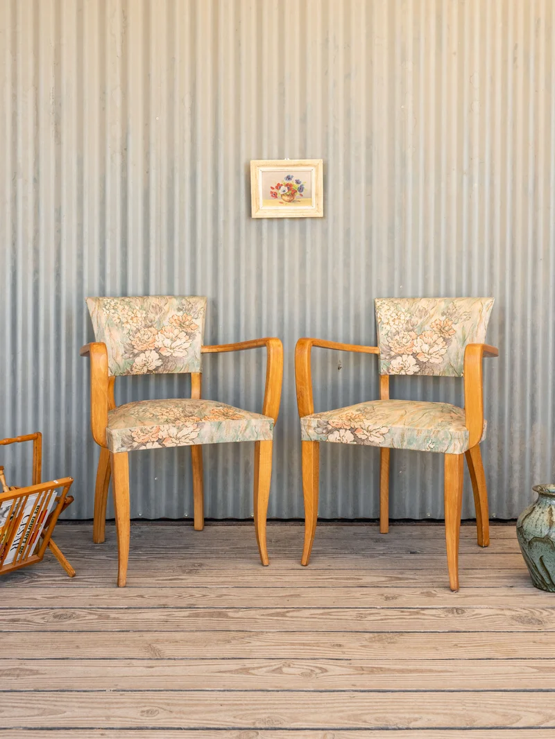 Ernest, la paire de fauteuils en tissu et bois N°1098