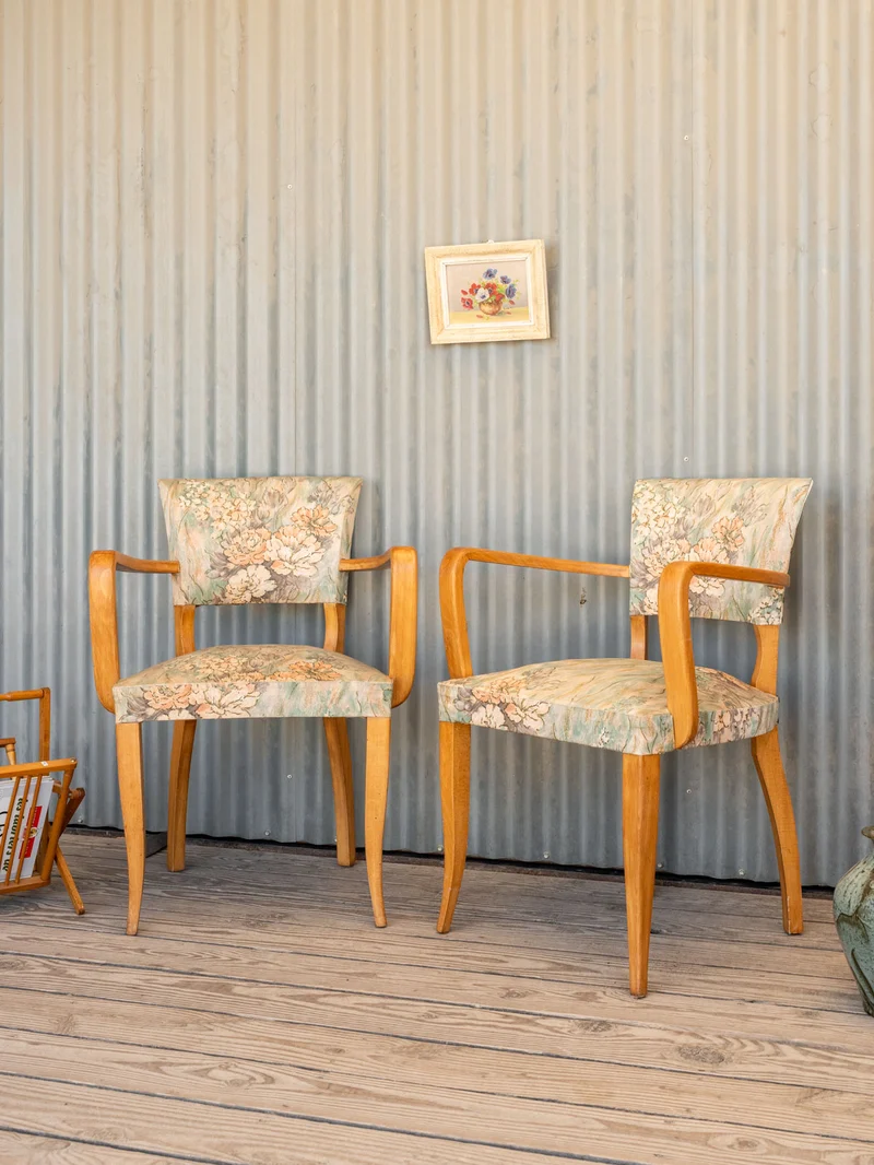 Ernest, la paire de fauteuils en tissu et bois N°1098