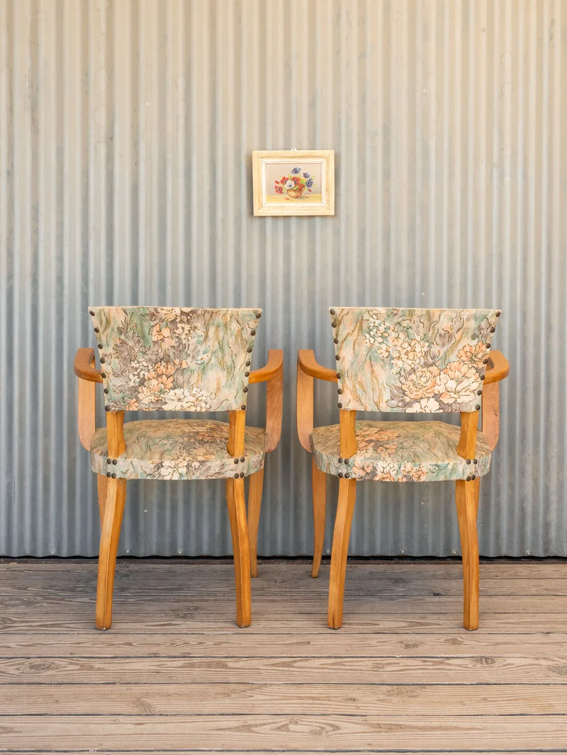 Ernest, la paire de fauteuils en tissu et bois N°1098