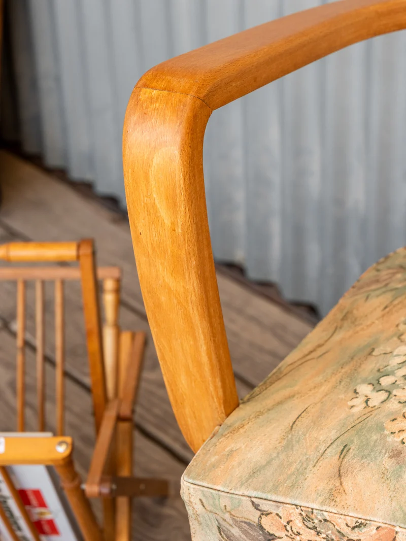 Ernest, la paire de fauteuils en tissu et bois N°1098