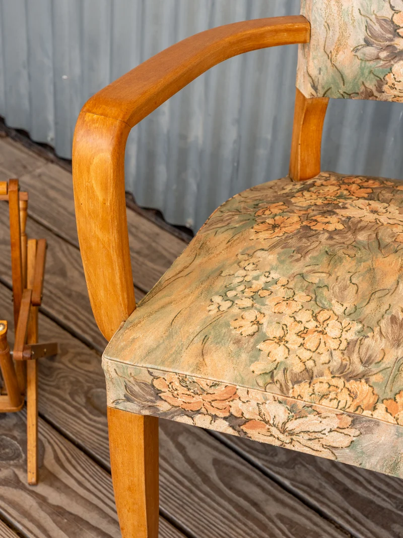 Ernest, la paire de fauteuils en tissu et bois N°1098