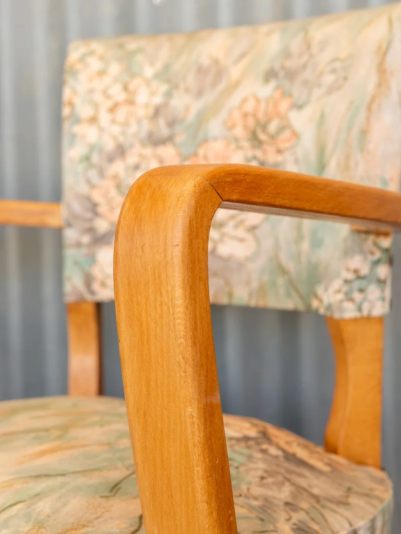 Ernest, la paire de fauteuils en tissu et bois N°1098
