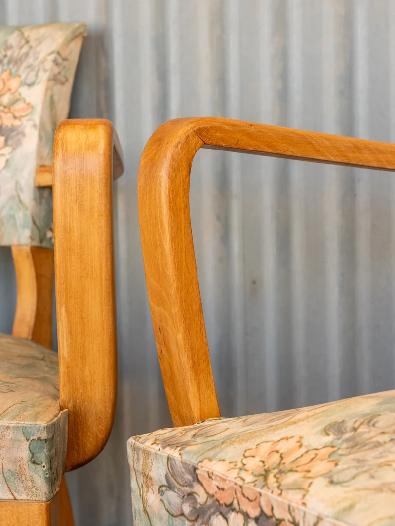 Ernest, la paire de fauteuils en tissu et bois N°1098
