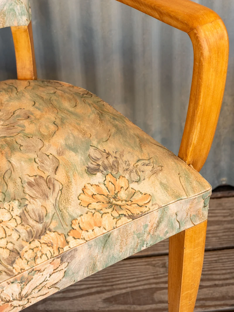 Ernest, la paire de fauteuils en tissu et bois N°1098