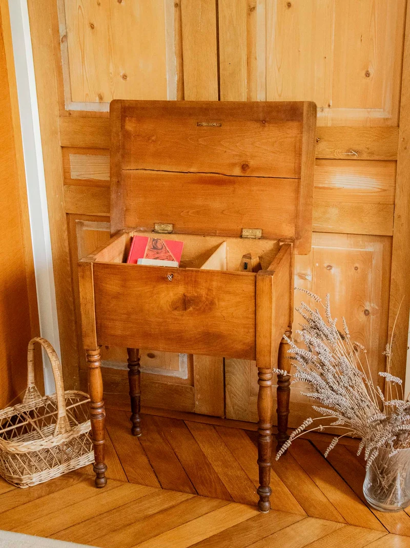 Brigitte, la travailleuse en bois sculpté N°351