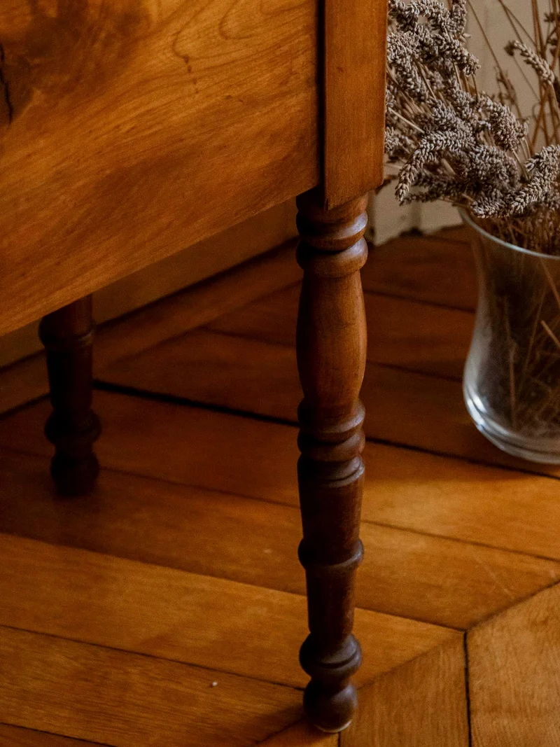 Brigitte, la travailleuse en bois sculpté N°351