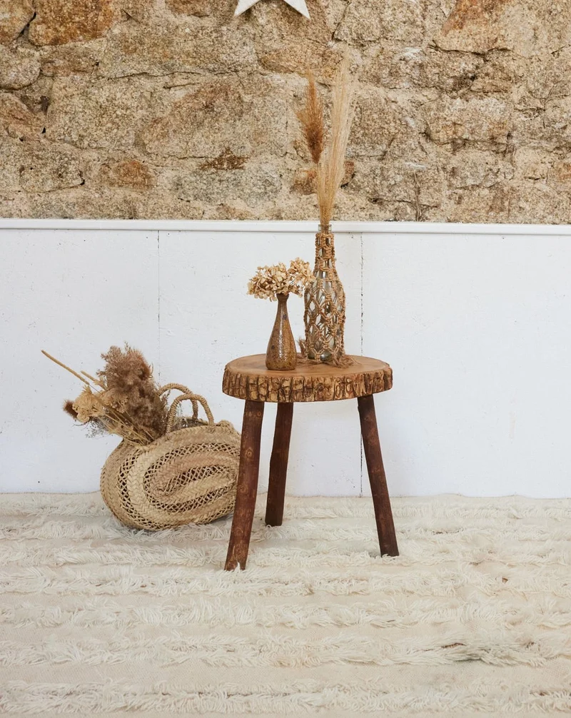 Regis, le tabouret brutaliste en bois N°1418