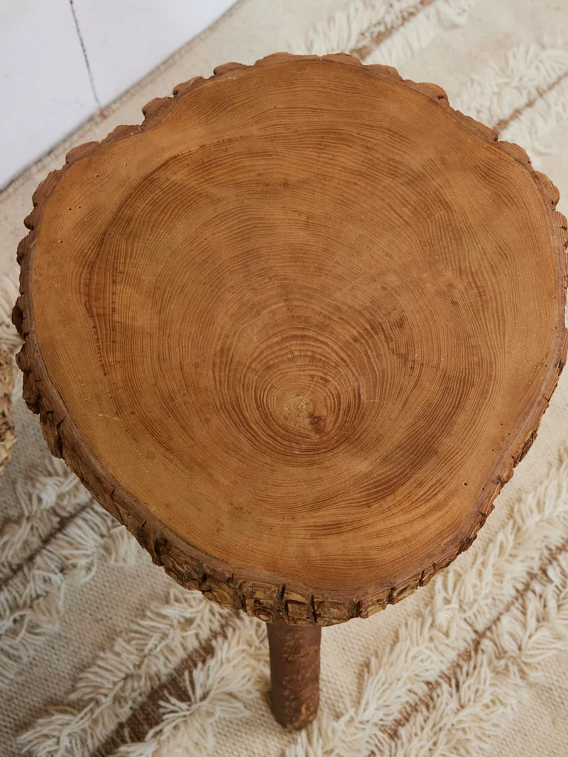 Regis, le tabouret brutaliste en bois N°1418