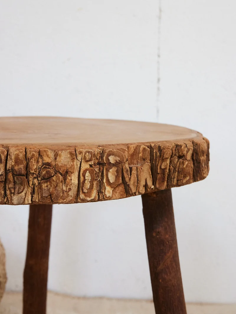Regis, le tabouret brutaliste en bois N°1418
