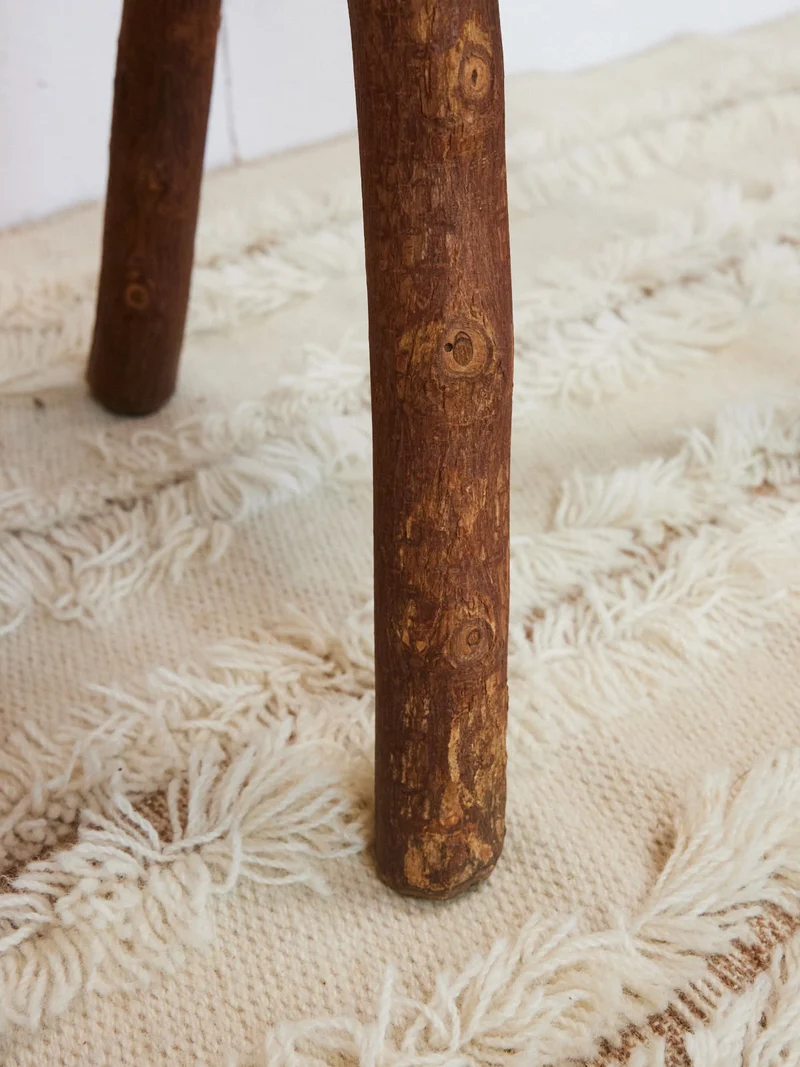 Regis, le tabouret brutaliste en bois N°1418