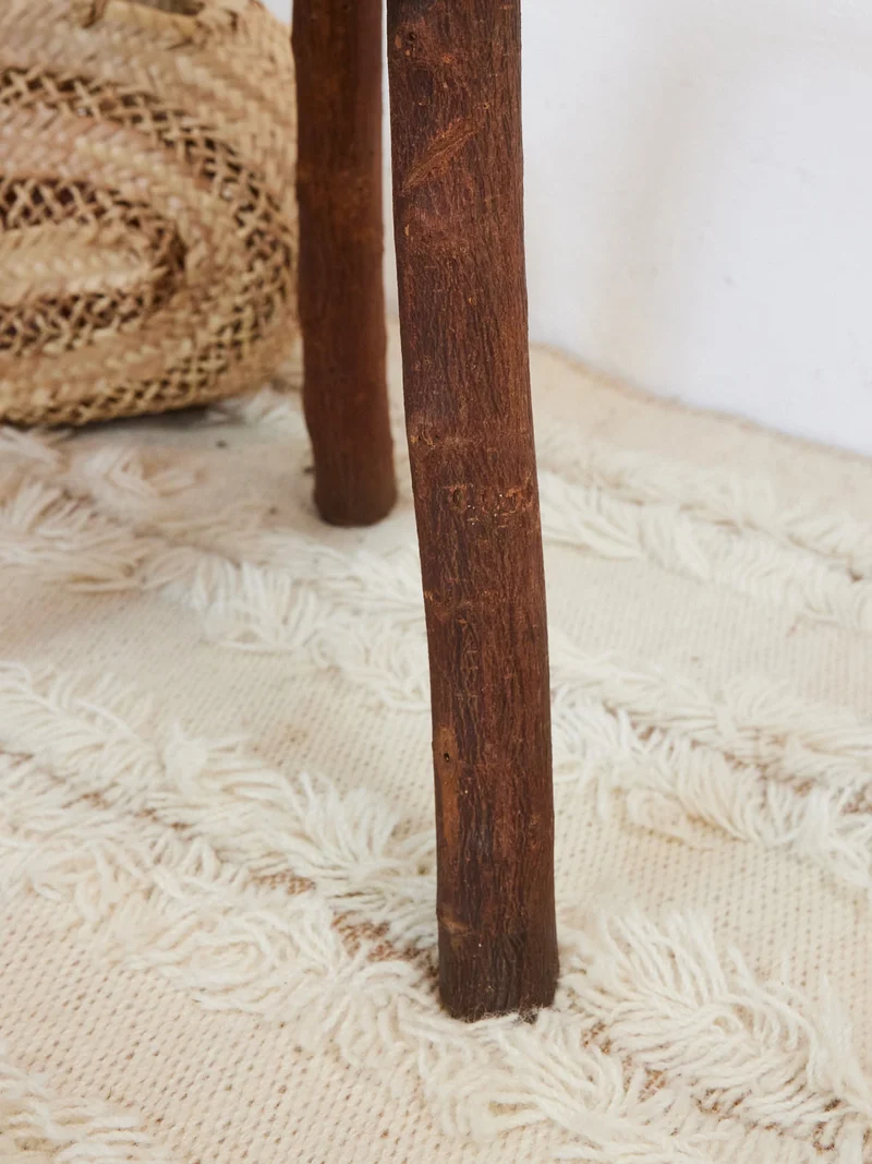Regis, le tabouret brutaliste en bois N°1418