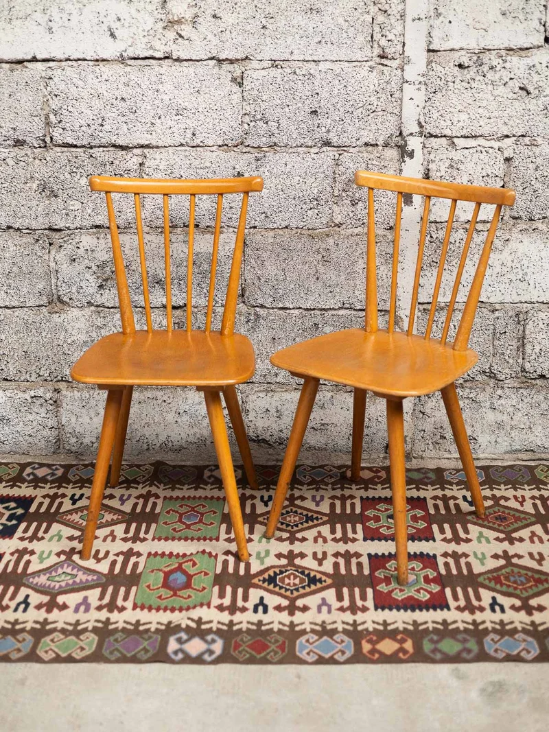 Alma, les paires de chaises à barreaux N°1720