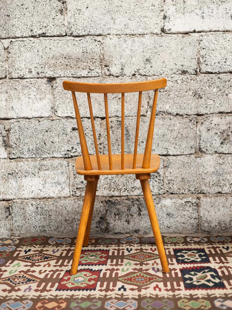 Alma, les paires de chaises à barreaux N°1720
