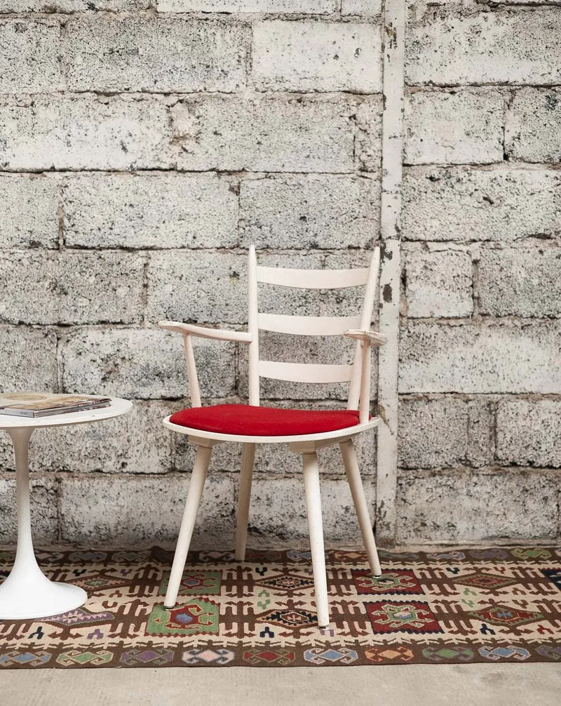 Alma, la chaise rouge et blanche N°1724