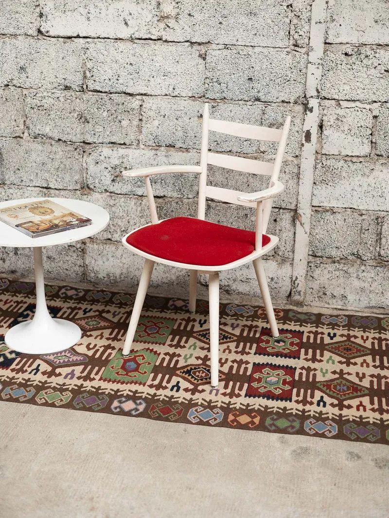 Alma, la chaise rouge et blanche N°1724