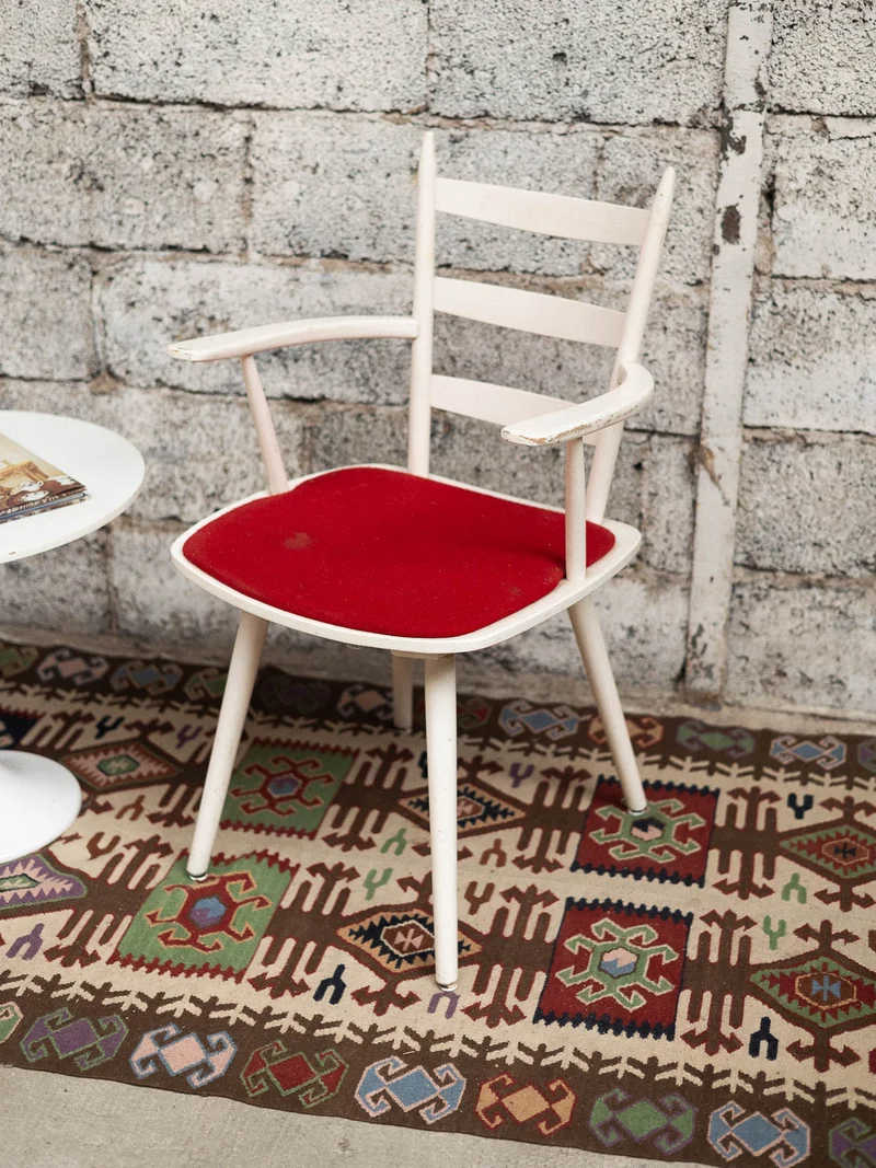 Alma, la chaise rouge et blanche N°1724