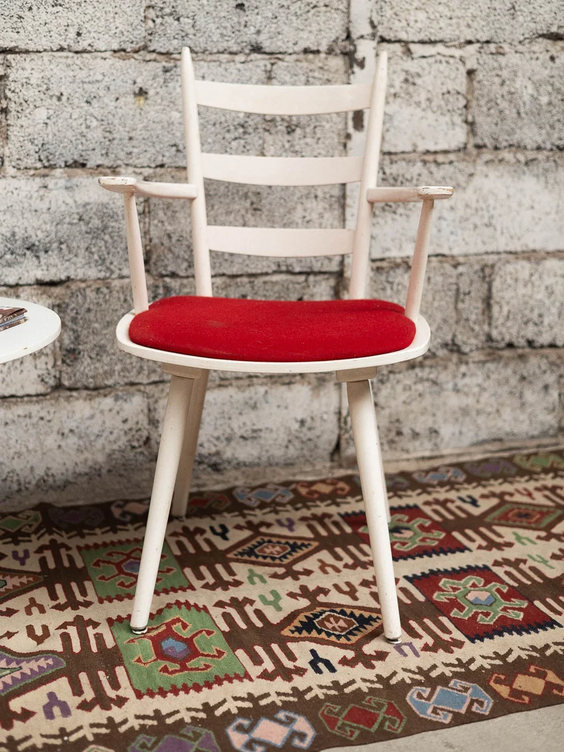 Alma, la chaise rouge et blanche N°1724
