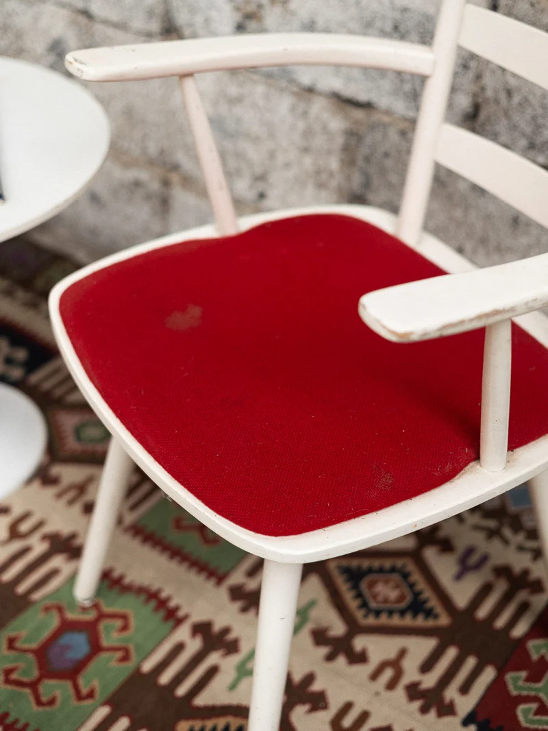 Alma, la chaise rouge et blanche N°1724
