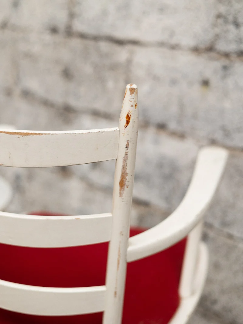 Alma, la chaise rouge et blanche N°1724