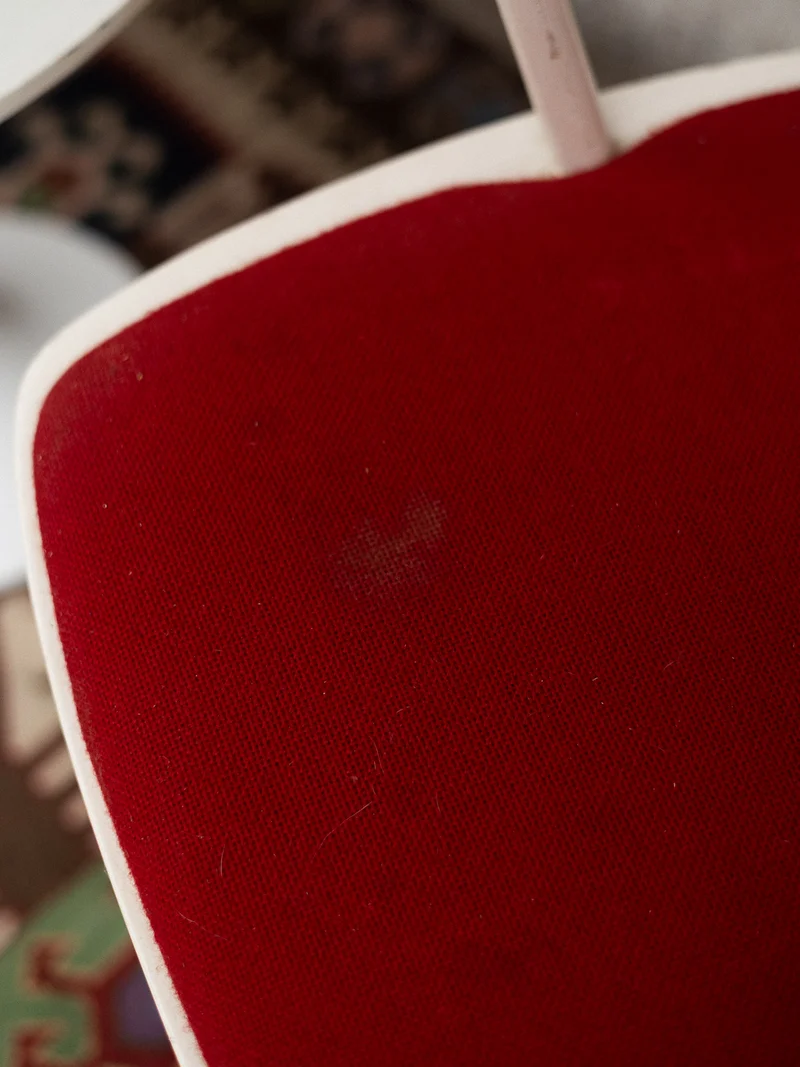 Alma, la chaise rouge et blanche N°1724