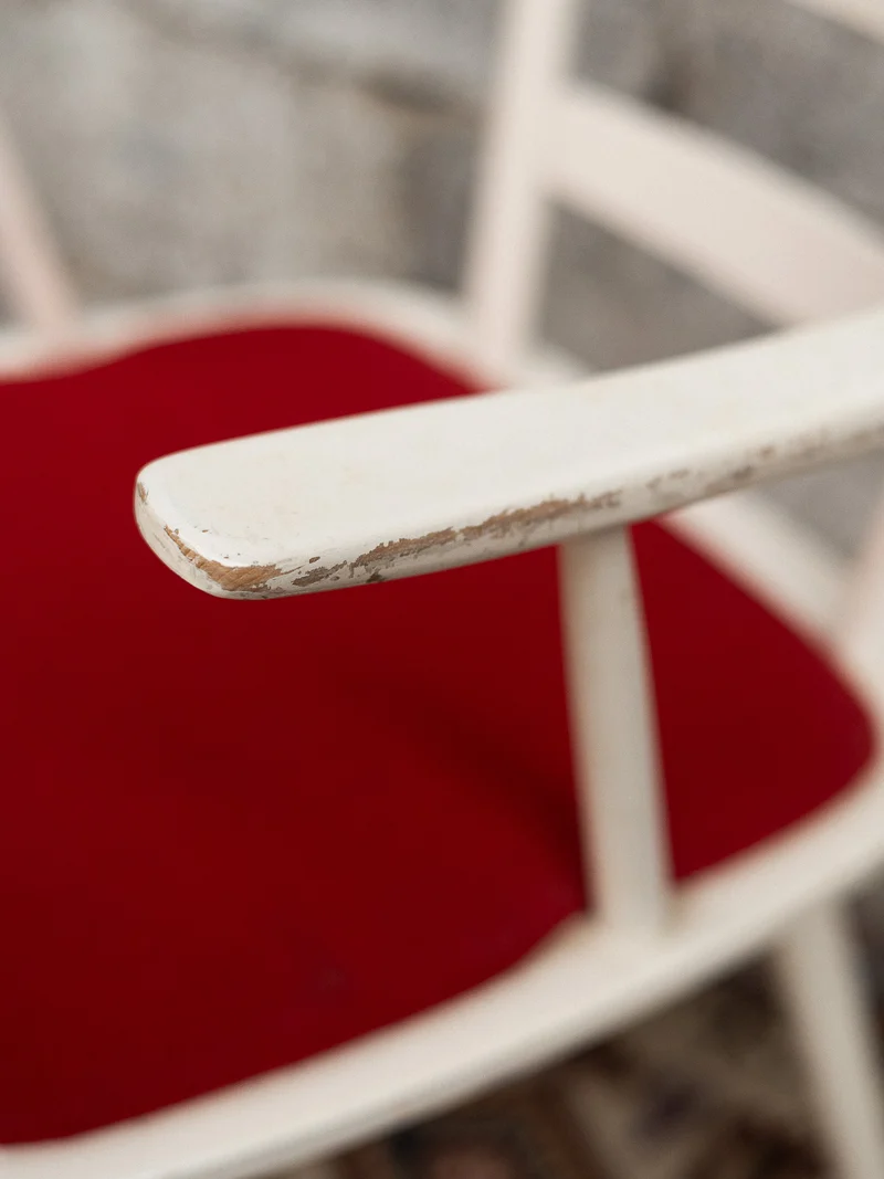 Alma, la chaise rouge et blanche N°1724