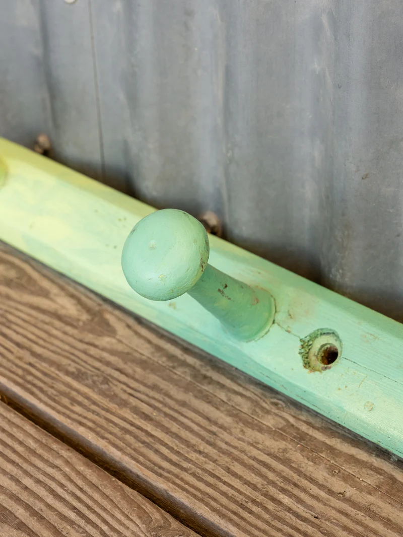 Max, le porte-manteau en bois vert N°400