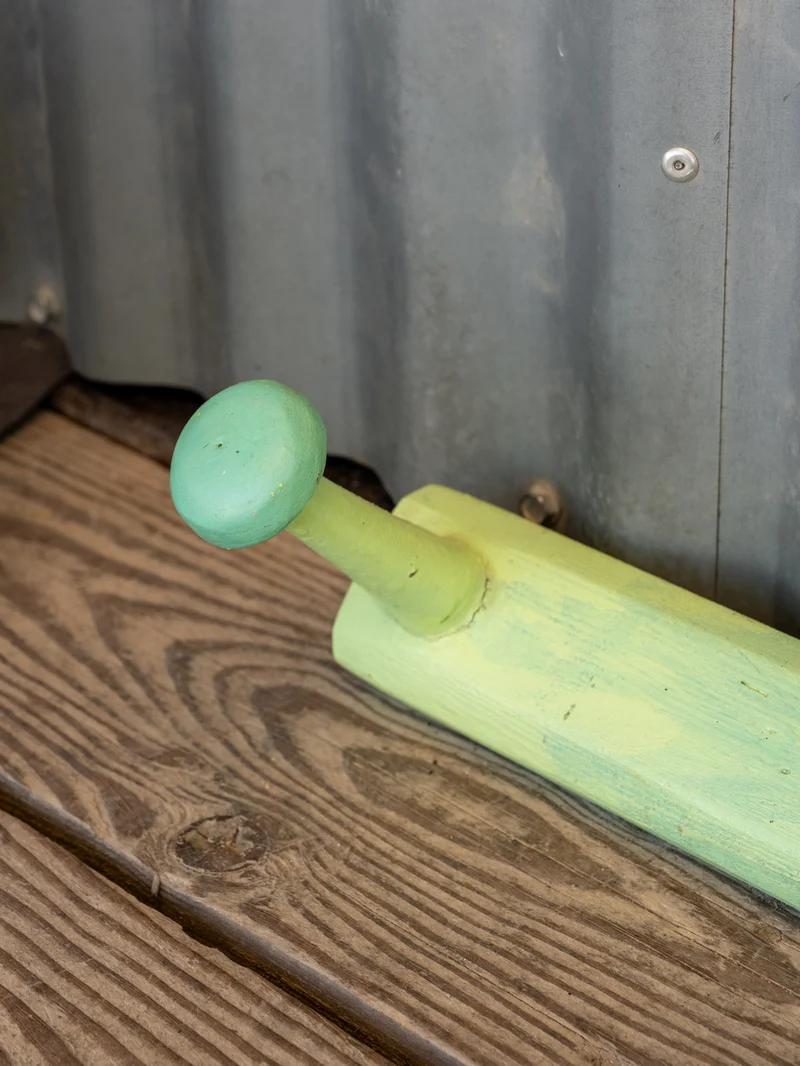 Max, le porte-manteau en bois vert N°400