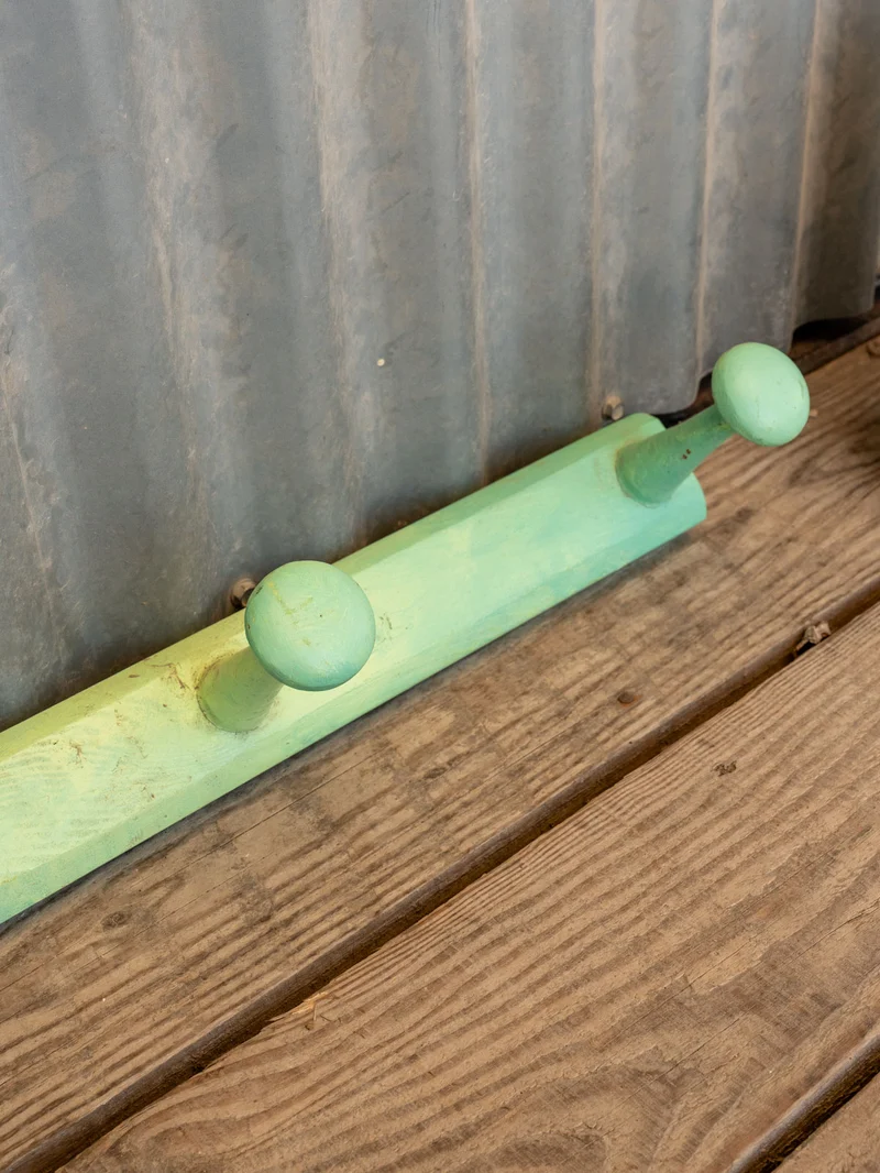 Max, le porte-manteau en bois vert N°400