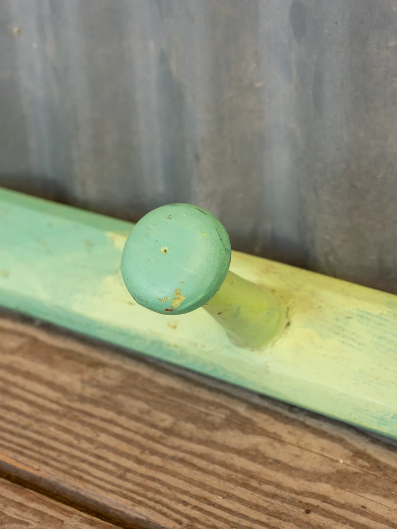 Max, le porte-manteau en bois vert N°400