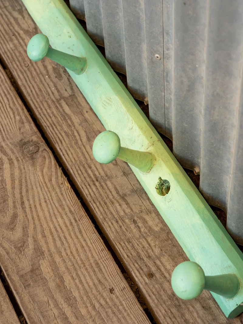 Max, le porte-manteau en bois vert N°400