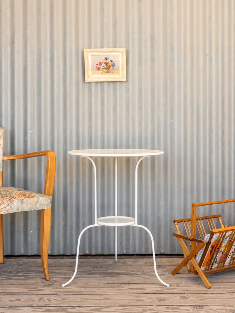 Francine, la table d'appoint en métal blanc N°1122