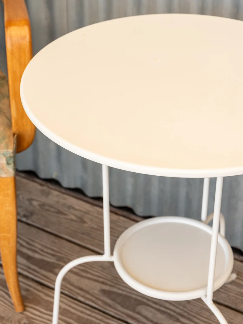 Francine, la table d'appoint en métal blanc N°1122