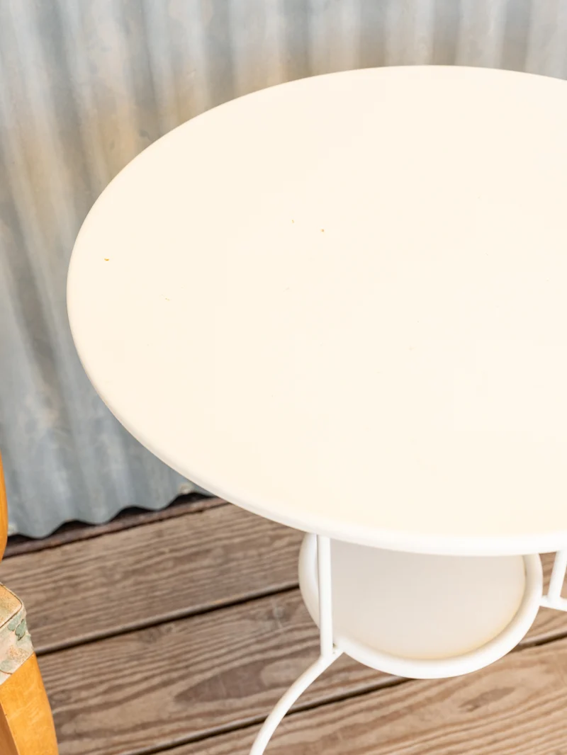 Francine, la table d'appoint en métal blanc N°1122