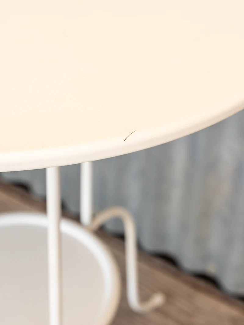 Francine, la table d'appoint en métal blanc N°1122