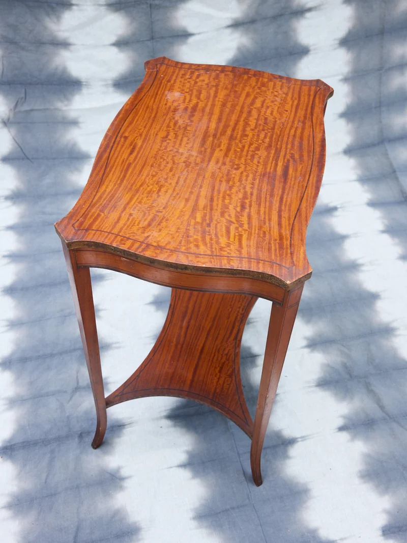 Alfred, le guéridon en bois et marqueterie N°221