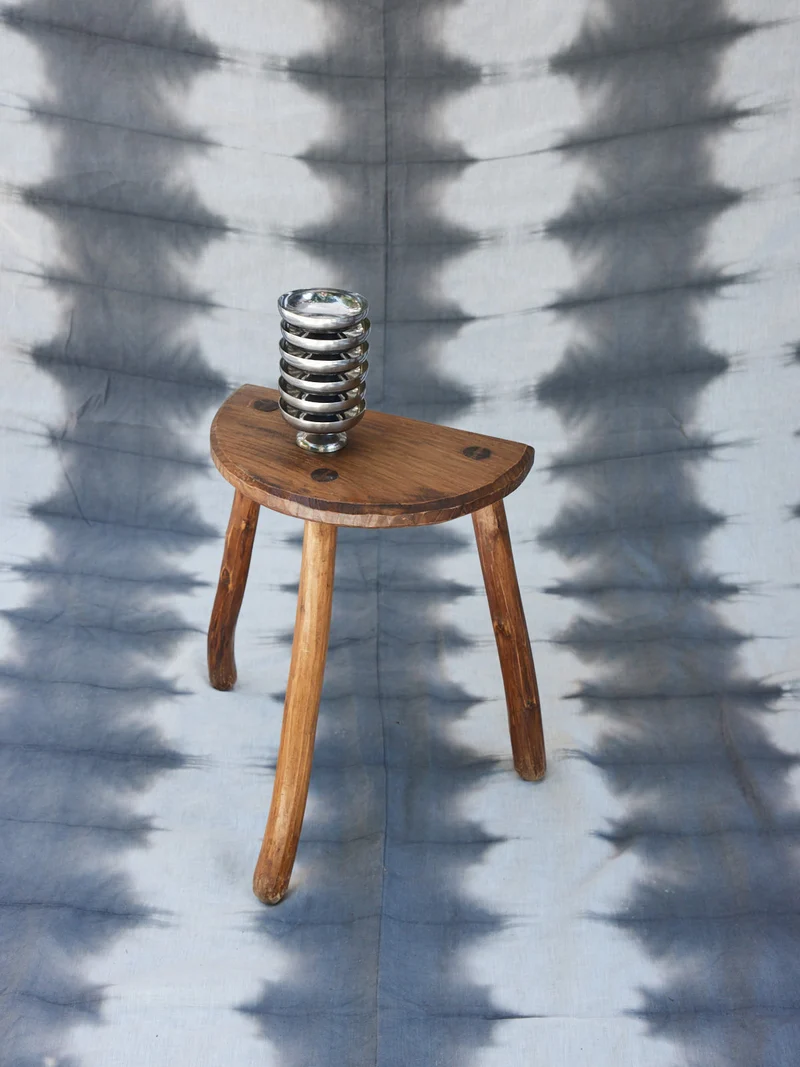 Regis, le tabouret brut tripode N°1443