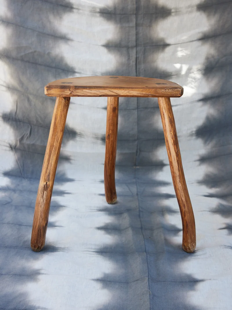 Regis, le tabouret brut tripode N°1443