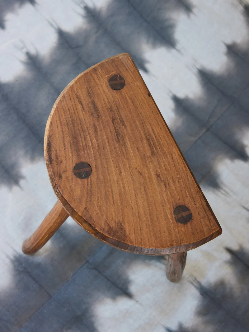 Regis, le tabouret brut tripode N°1443