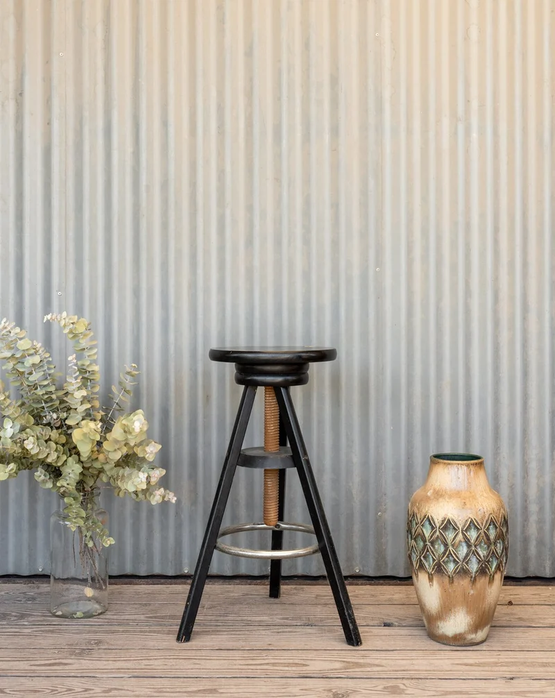 Regis, le tabouret à vis en bois noir N°1472
