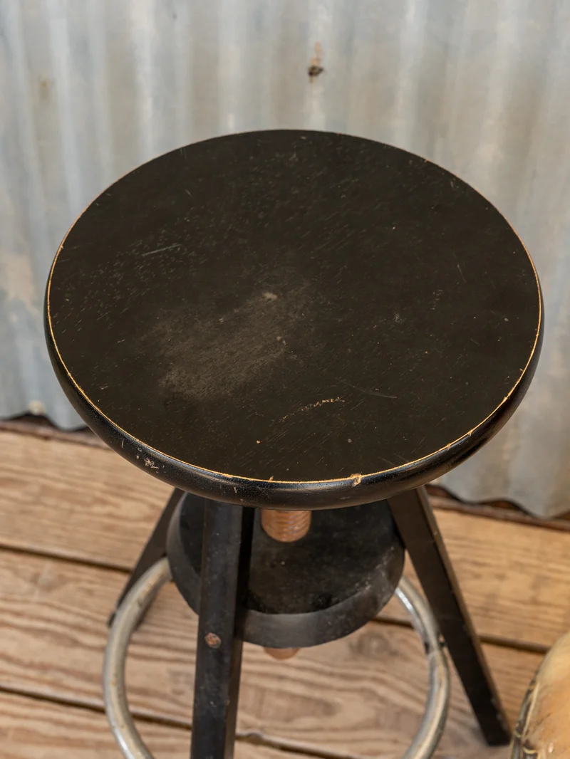 Regis, le tabouret à vis en bois noir N°1472