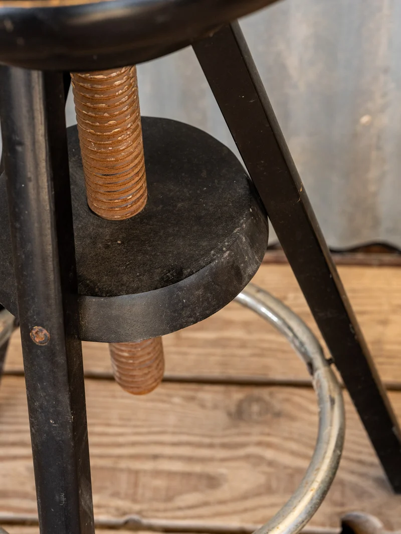 Regis, le tabouret à vis en bois noir N°1472