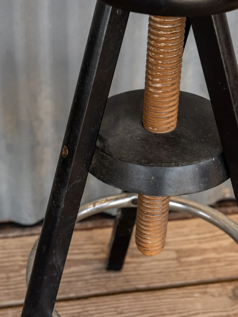 Regis, le tabouret à vis en bois noir N°1472