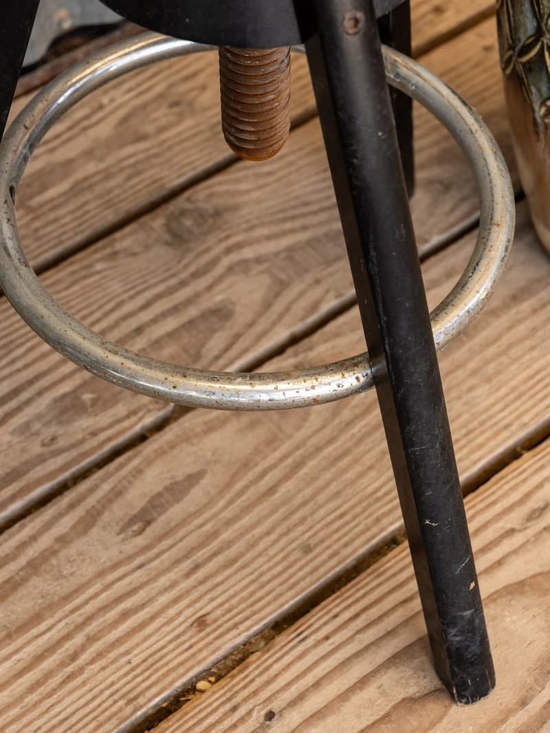Regis, le tabouret à vis en bois noir N°1472