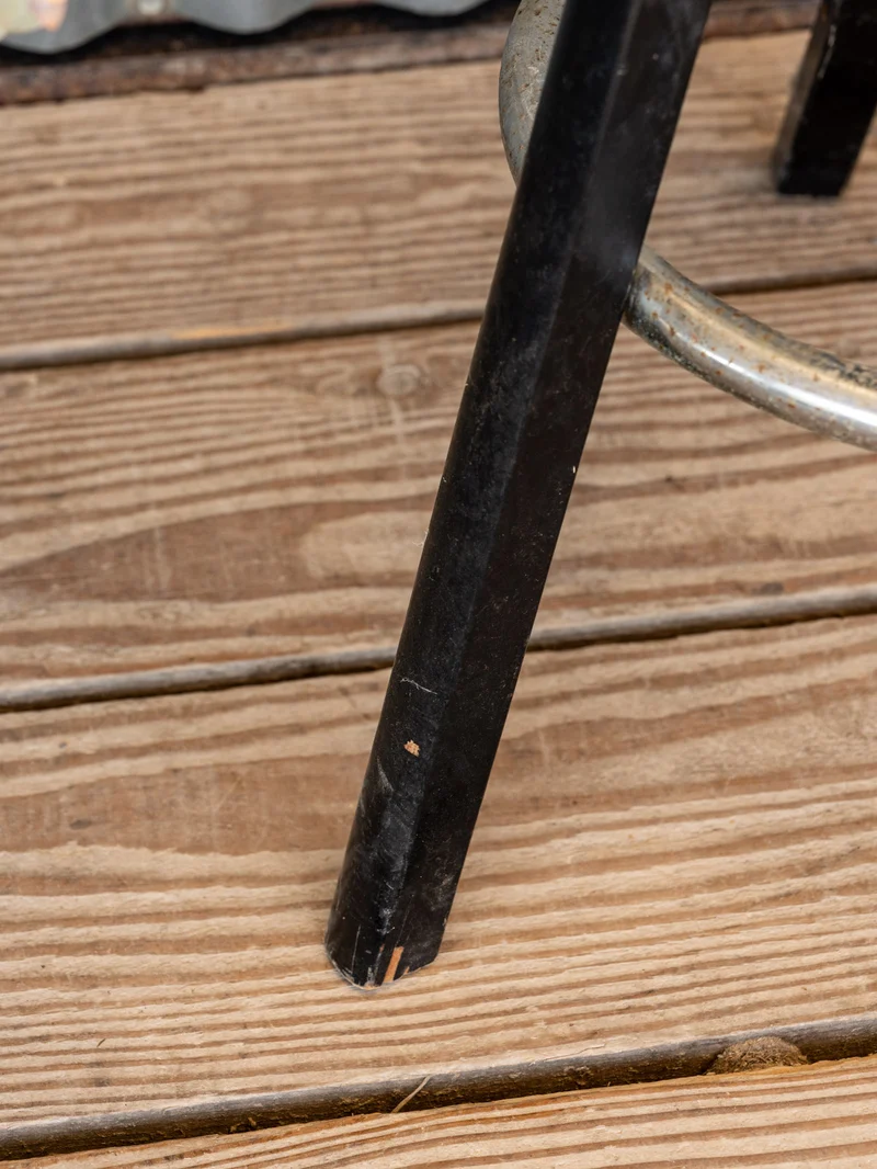 Regis, le tabouret à vis en bois noir N°1472