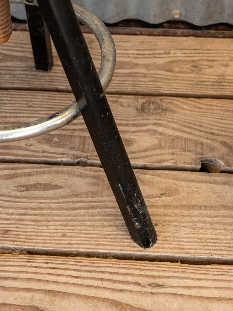Regis, le tabouret à vis en bois noir N°1472