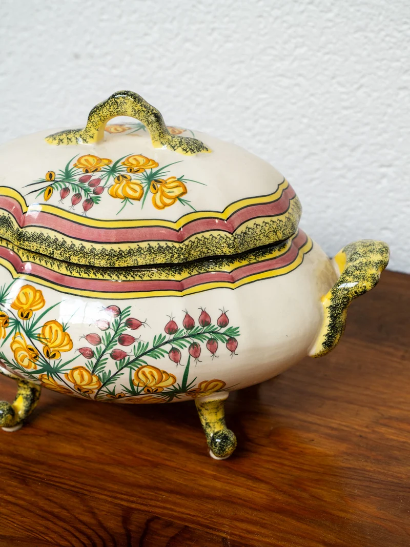 Nestor, la soupière en faïence Henriot Quimper N°709