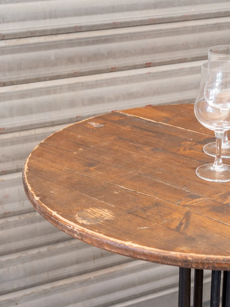 Denise, la table à manger bistro en bois et métal noir N°1185