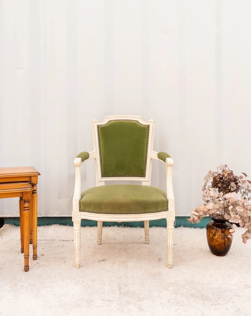 Ernest, le fauteuil en bois et velours vert N°1060