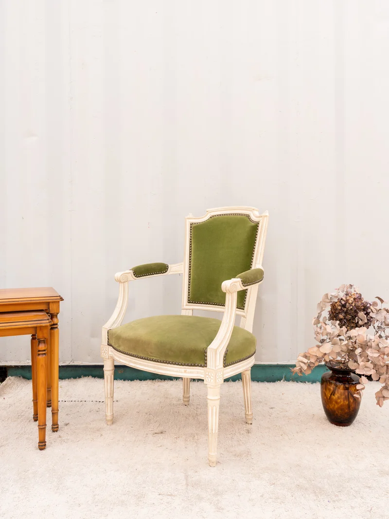 Ernest, le fauteuil en bois et velours vert N°1060