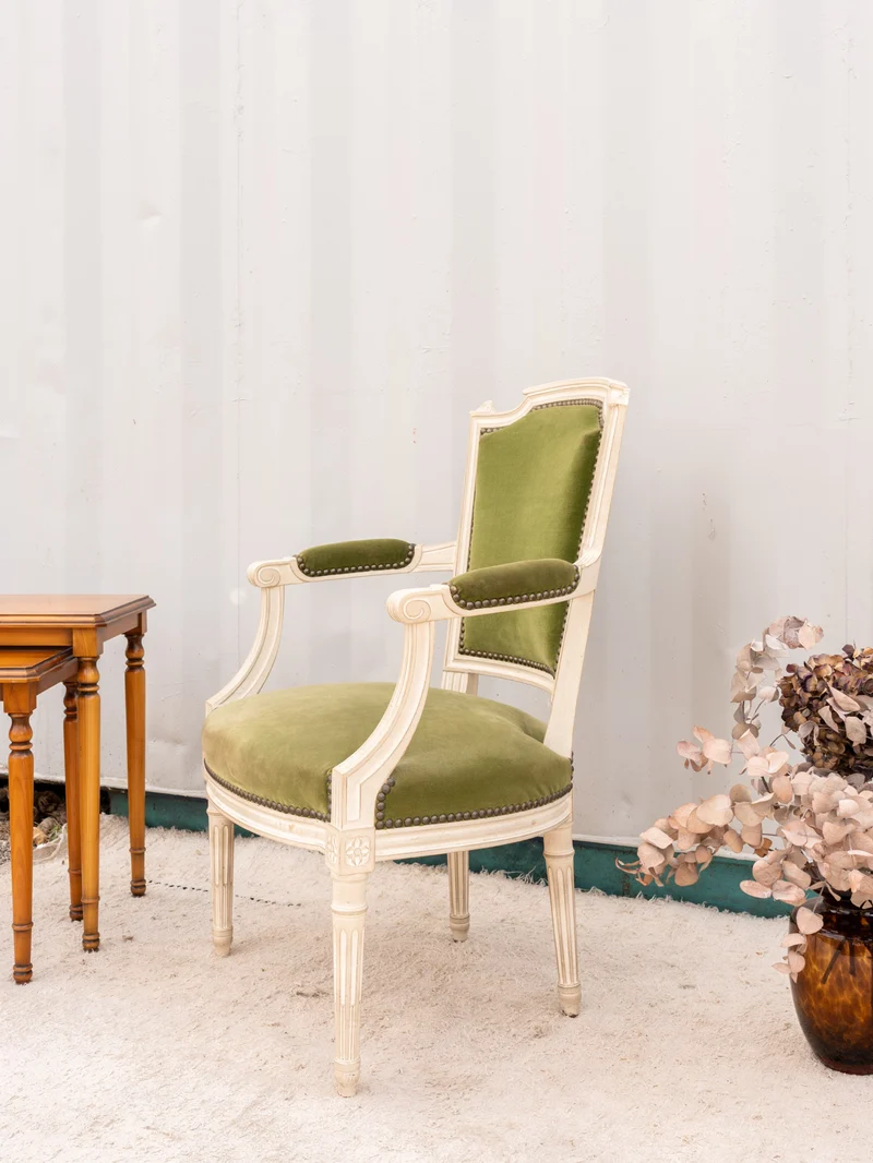 Ernest, le fauteuil en bois et velours vert N°1060
